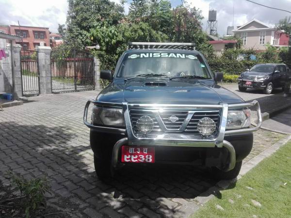 尼泊尔的越野车与尼泊尔语车牌.