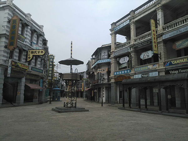设计上海胜强影视基地时,杨占家曾为当时的美术师路志奎出主意.