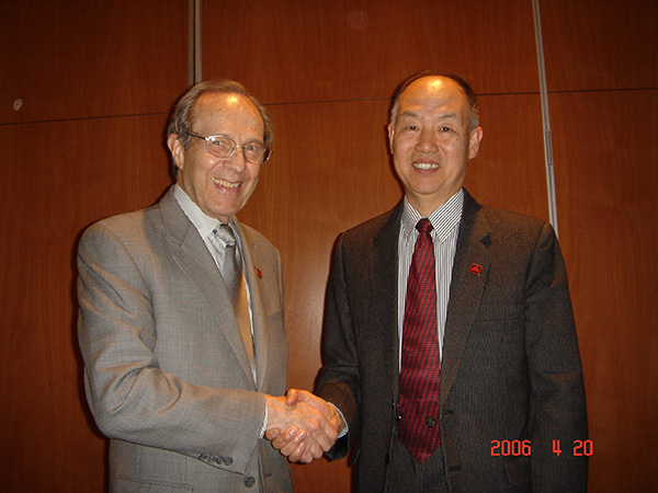 　美国前国防部长佩里和杨毅合影。