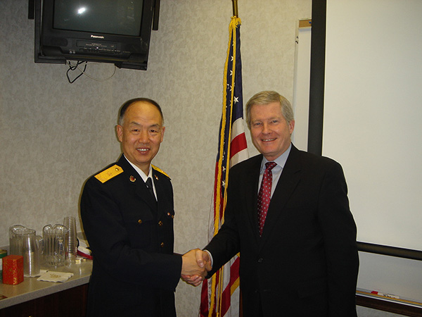 杨毅与美国国防大学战略研究所所长弗兰那根。