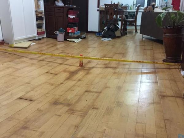 地炎分水器总阀门爆裂进水后,家住西山阳光水岸一楼的冯师长家客厅的地面展现一个深近20厘米的塌陷。 半岛晨报 图