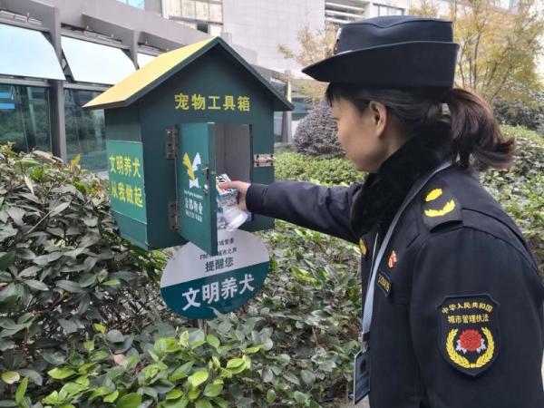 城管队员去宠物工具箱安放黄粉笔。 西湖城管 供图