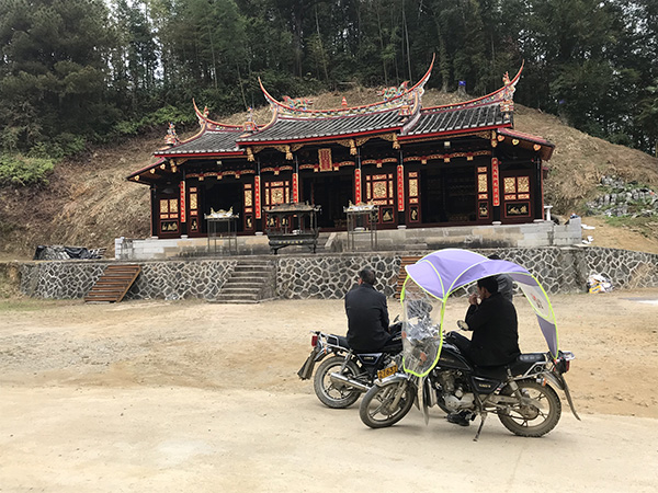 追佛像的人章公肉身坐佛故里村民23年追索路