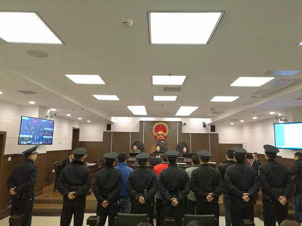 囂張:混跡游戲廳索要“保護費”