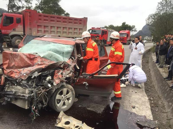 当天下午1时20分许，在209国道融安县境内，一辆小车与大货车相撞。