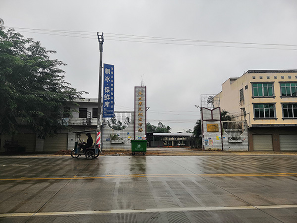 今年岁首,黄家光曾在这边打碎冰,一个月工资五千块钱。 澎湃消息记者 明鹊 图