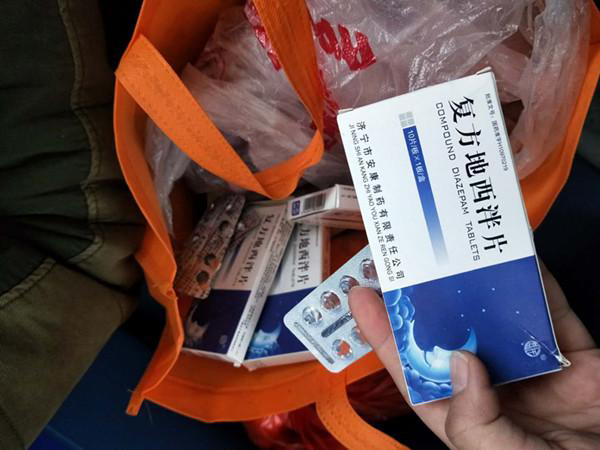 儿子欠下20多万赌债,父亲绝望中在火车站连服4盒药欲自杀|丹阳_新浪财