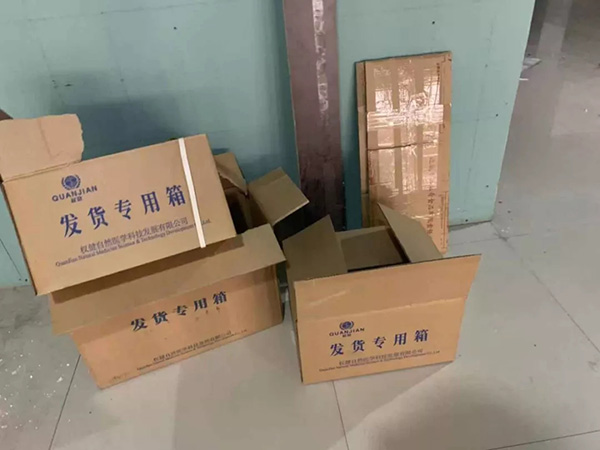 权健郑州分公司仓库门口的空纸箱