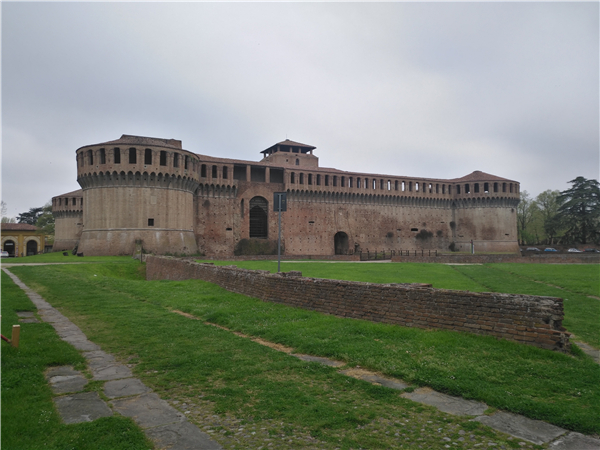 伊莫拉城墙外的棱堡建筑,为这个艾米丽亚大道上的城市提供庇护