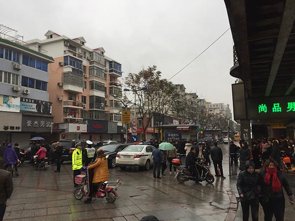 目击者回忆惠南镇步行街店铺事故:有人晕倒,不知是什么气体