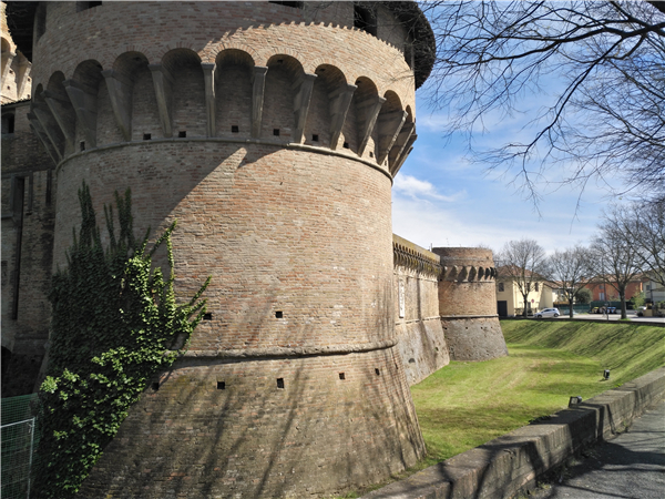 弗利的棱堡,如今破落寂寥,几乎被遗忘在了城市边缘的公路旁