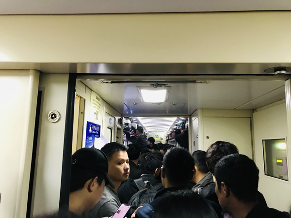 z112次列车从广州站驶出后,6号车厢里挤满了回家的乘客.