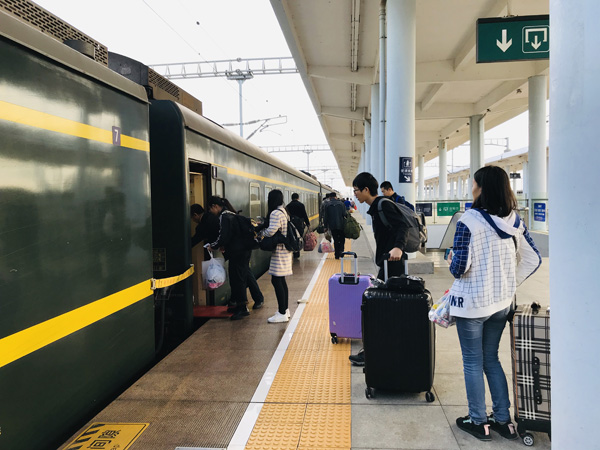 z112次列车在起点站海口车站等待旅客上车.