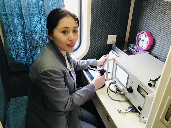 z112次列车广播员曹妍姝和丈夫都在"哈海神车"上工作.