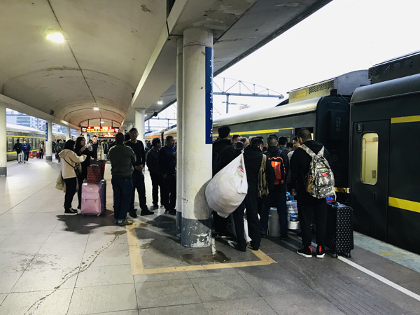 晨光熹微,z112次列车跨过奔流的珠江,缓缓驶入广州站.