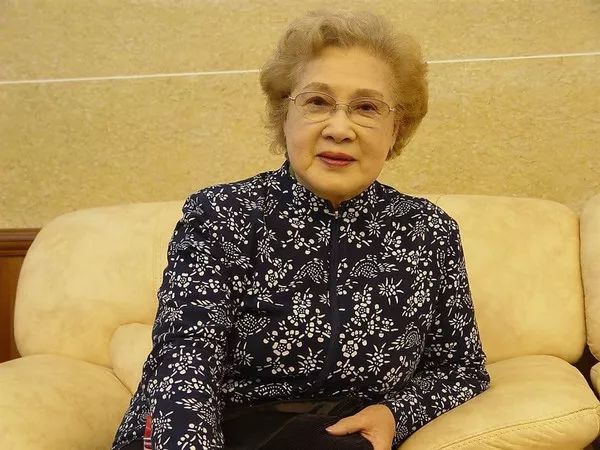 级"艺术家:美了一个世纪,誓将优雅进行到底|秦怡|儿子|金捷_新浪网