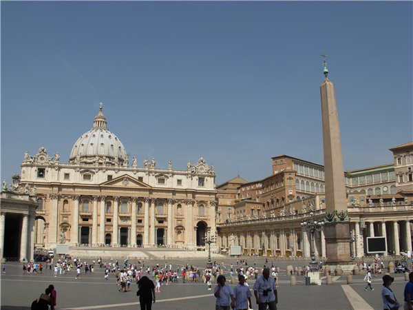 圣彼得广场上的圣彼得大教堂和广场的埃及方尖碑