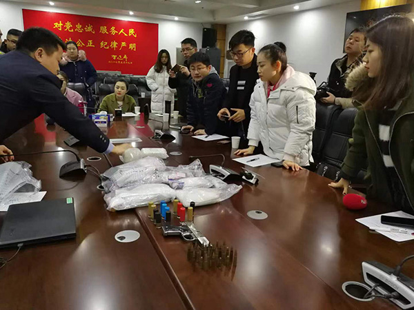  长沙县警方在目标案件中缴获的毒品、枪支和子弹。澎湃新闻记者 蒋格伟 摄