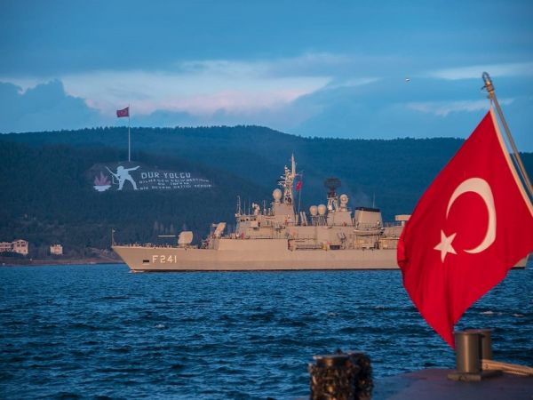 参加演习的土耳其海军亚维兹级导弹护卫舰“图尔吉特雷斯”号。
