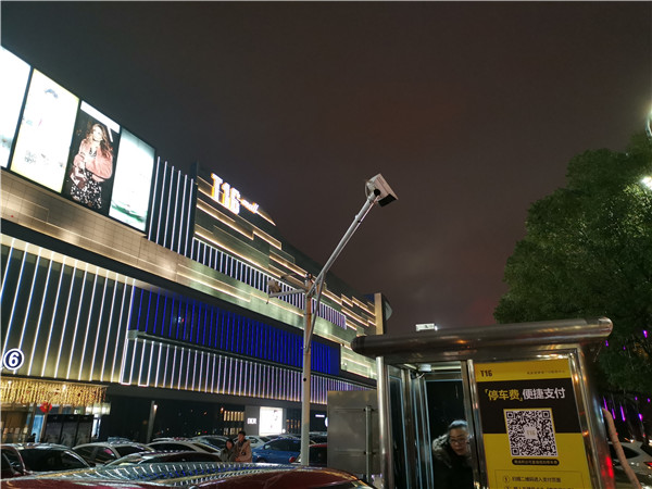 南昌铜锣湾广场乱象:停车场收费口注册会员 堵