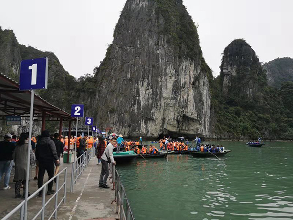 下龙湾景区内一处景点。澎湃新闻记者 李佩 辛恩波 摄