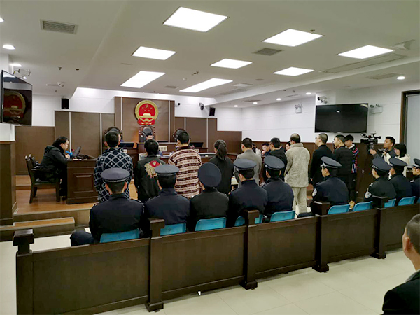 3月8日，9名“95后”年轻人因诈骗京东白条，在长沙天心法院受审。澎湃新闻记者 谭君 图