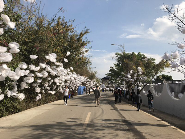 原六十二军后代前往西昌殡仪馆悼念凉山火灾牺