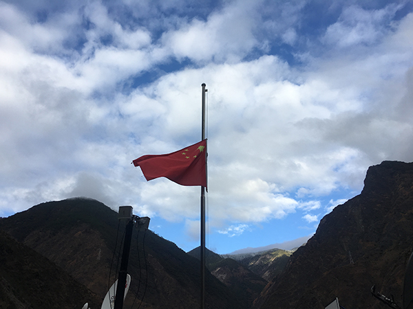 4月4日早，木里立尔村村委会降半旗志哀。 澎湃新闻记者 郑朝渊 摄