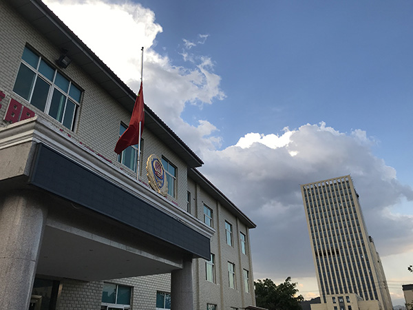 凉山州森林消防支队西昌大队降半旗。&nbsp;&nbsp;澎湃新闻记者 沈文迪 图
