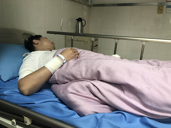 幸存的工人张晓东(化名),他因身体多处受伤及溺水,仍在住院中.