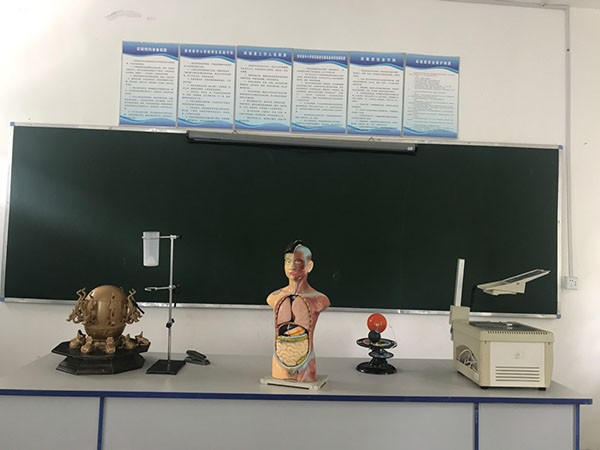  自然科学实验室主要给三年级以上的学生上课，教室内设备很新。