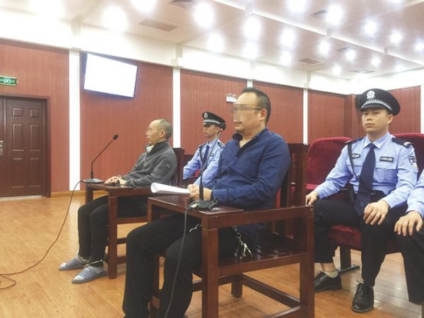 刘某在法院按受庭审.(资料图片)