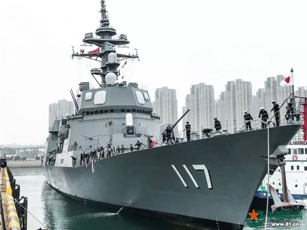 ▲4月21日上午，日本海上自卫队秋月级驱逐舰“凉月”号抵达青岛大港码头。（中国军网）