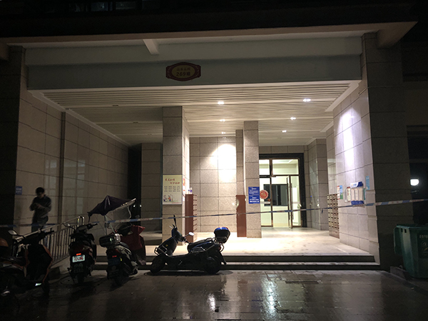 葛磊家所在楼下拉起了警戒线。澎湃新闻记者 彭瑜 图