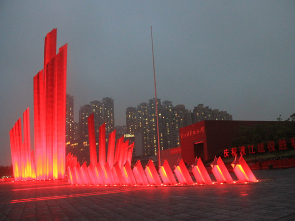 "千帆竞渡"是南京最大的城市雕塑,立在渡江战役胜利纪念馆和长江之间