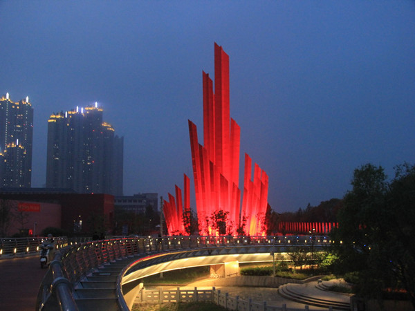 "千帆竞渡"是南京最大的城市雕塑,立在渡江战役胜利纪念馆和长江之间