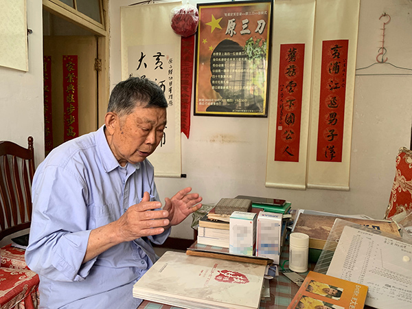 原公浦在家里，桌上有他吃的抗癌药和常读的书。澎湃新闻记者 陈斯斯 摄