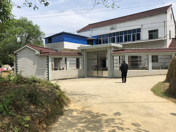 范君归案后，曾被带到大伯屋前的空地拍照。大伯称其一直哭并下跪。澎湃新闻记者 彭渝 图