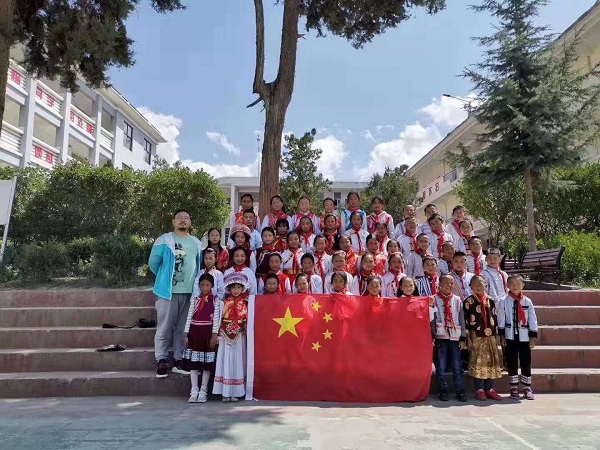 晚报讯(记者 陆梓华)五星红旗在新疆喀什莎车县第三小学校园高高升起