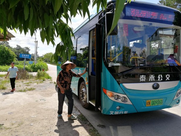 广西灵山落实城乡公交一体化推动四好农村路建设图