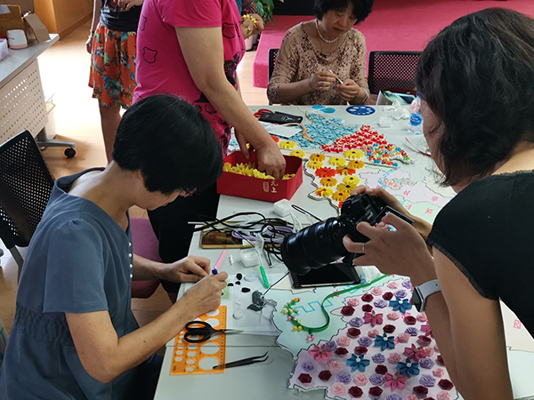 可爱的中国,奋进的上海|老人们用衍纸艺术做了一幅中国地图