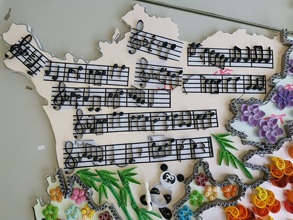 可爱的中国奋进的上海老人们用衍纸艺术做了一幅中国地图