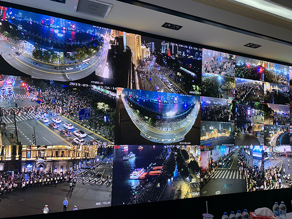 灯光秀点燃外滩国庆夜上海警方多举措保障游人体验最佳