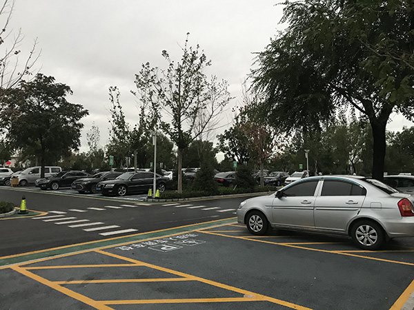 乔家大院新建的生态停车场
