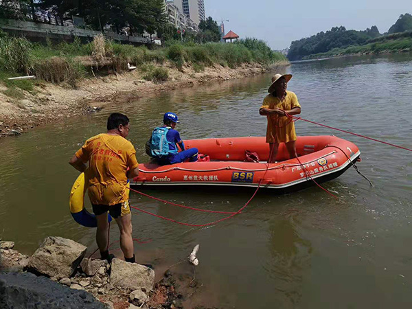 当地民间救援队在参与搜救 本文图均为 惠州心连心公益救捞队 图