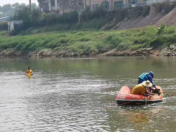 当地民间救援队在参与搜救