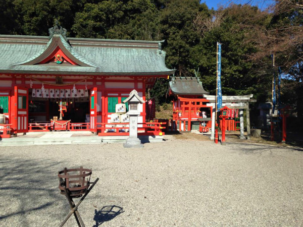 狐神而在熊野,新宫的阿须贺神社和奥熊野的玉置神社里供奉有狐(稻荷)