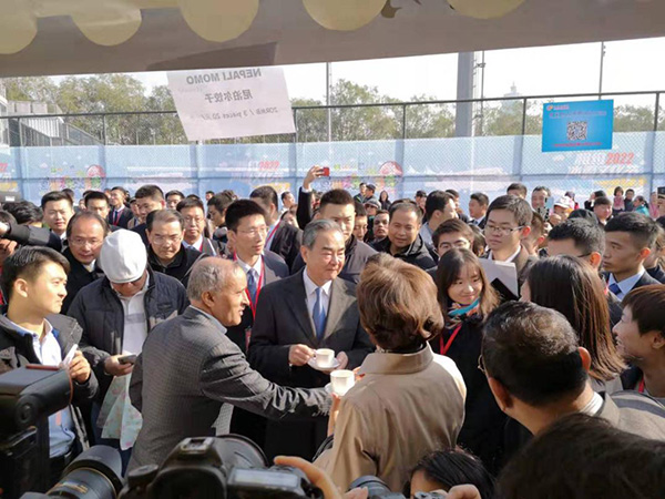 王毅出席外交部年度义卖活动 老朋友新伙伴都来了 王毅在尼泊尔使馆展台品尝红茶