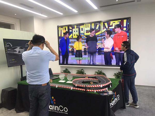 太空步创始人:“智能头箍”创始人:其技术与运动手环差不多 有员工正在用智能头环测试专注力集中下的小车奔跑速度。