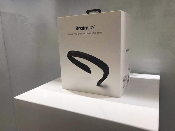 太空步创始人:“智能头箍”创始人:其技术与运动手环差不多 BrainCo公司内赋思头环作为展示,放在公司入口处。